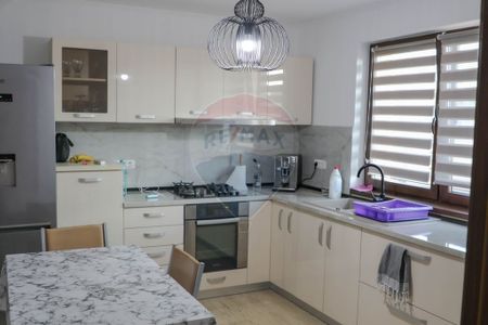 Casă cu 4 camere, de închiriat în cartierul Tineretului - Fotografie 3