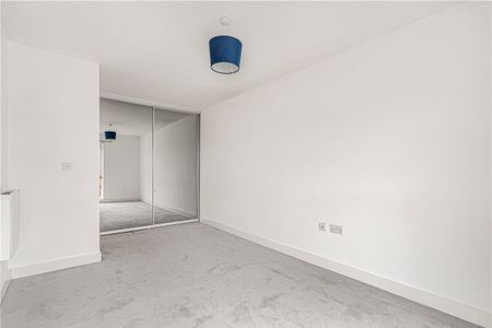 Modern two bedroom and two bathroom upper floor apartment, - Photo 4
