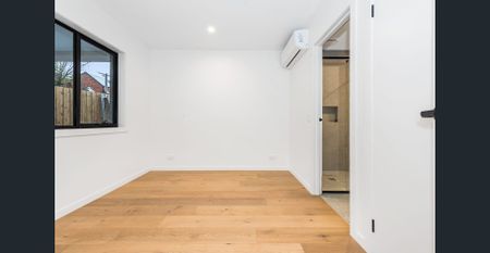 Ultra-modern home close to everything! - Photo 4