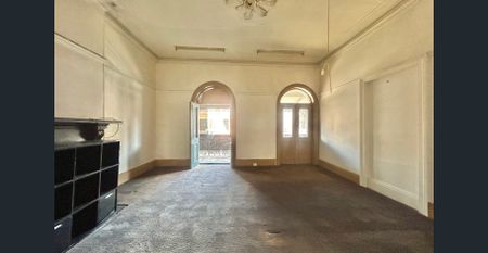 Heart of Windsor | Original & Spacious Studio! - Photo 2