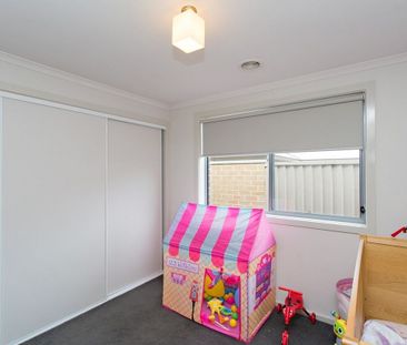 GREAT FAMILY HOME WITH DUCTED HEATING AND COOLING - Photo 3