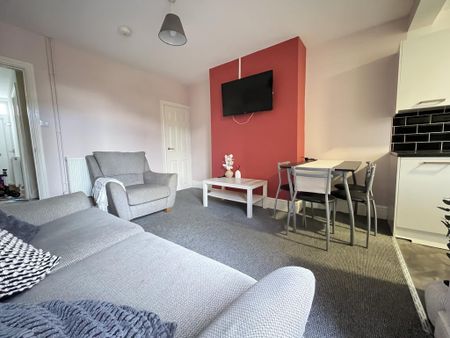 4 bedroom terraced house to rent - Photo 4