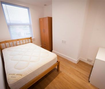 4 bedroom terraced house to rent - Photo 5