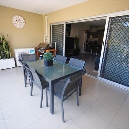 Fully-Furnished 2 bedrooms, 2 bathrooms, 1 car space, 2 balconies, Air Con, Pool, BBQ, Park, Security, Public Transport - Photo 1