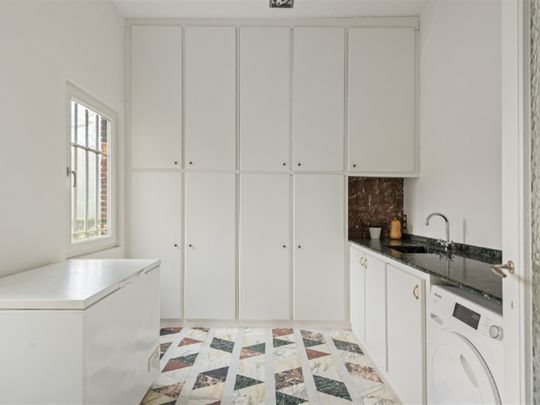 Instapklare en zeer centraal gelegen (deels gemeubelde) ruime herenwoning op 1498m2 met 5 SLK, garage & parktuin - Foto 1