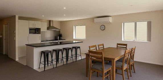 Fabulous 4 bed + 2 bath Home - Photo 2