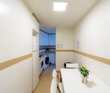 Nice attic room in Madrid - Photo 3