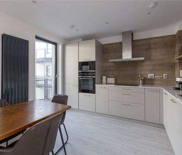 A bright and spacious two bedroom apartment with balcony and parkin... - Photo 2