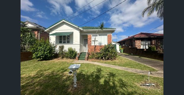 RENOVATED THREE BEDROOM HOUSE - Photo 1