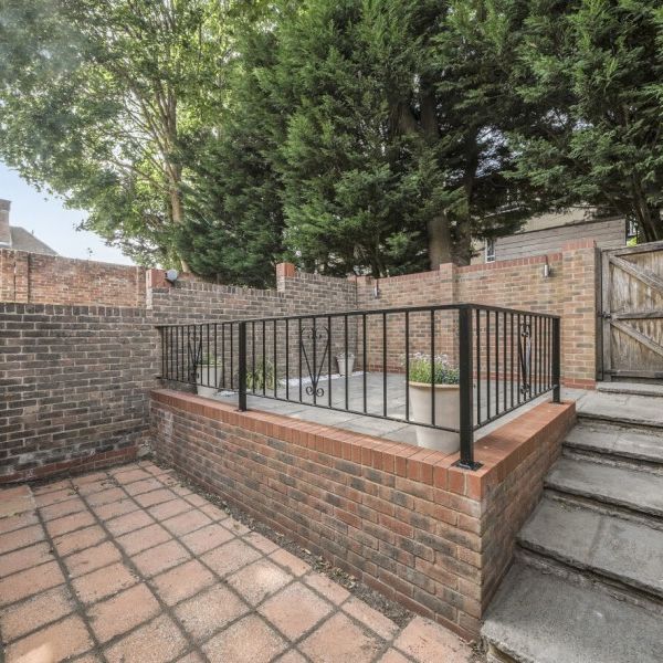 Tamerton Square, Woking - 4 bedrooms Property for lettings - Seymours - Photo 1