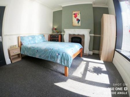 1 bedroom in a house share to rent - Photo 4