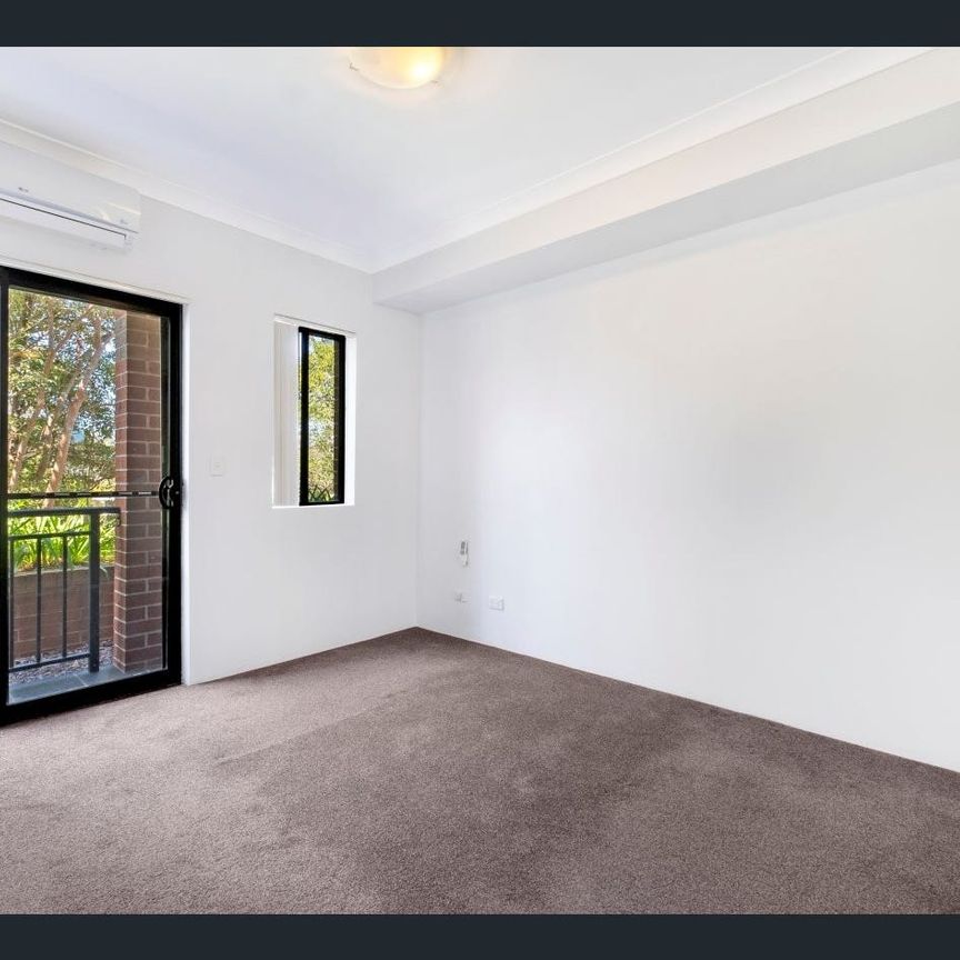 CONTEMPORARY LIVING IN AN IDEAL LOCATION! - Photo 1