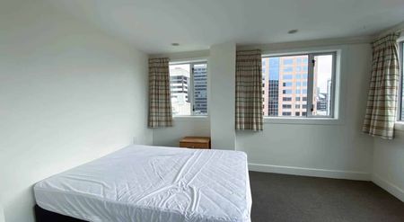 Spacious 3-Bedroom Apartment in the Heart of A... - Photo 2