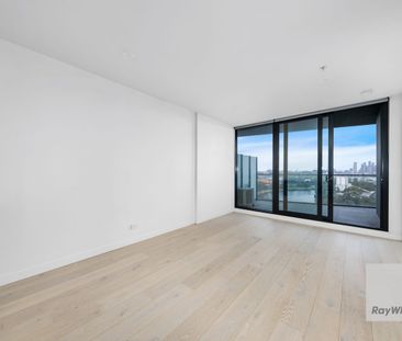 Stylish Apartment Living with Stunning Views - Photo 2