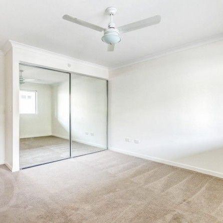 1 Studio Apartment Freshly Painted in Great Location with large Terrace - Photo 1