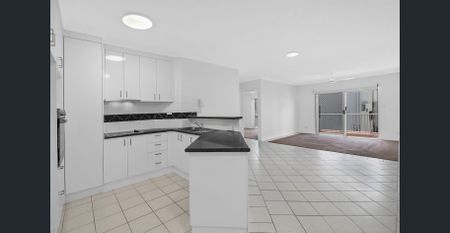 Freshly Renovated - Moments from Nobby Beach Preceint - Unfurnished - Photo 2