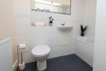 Page Court, Commonwealth Drive, RH10 - Photo 5