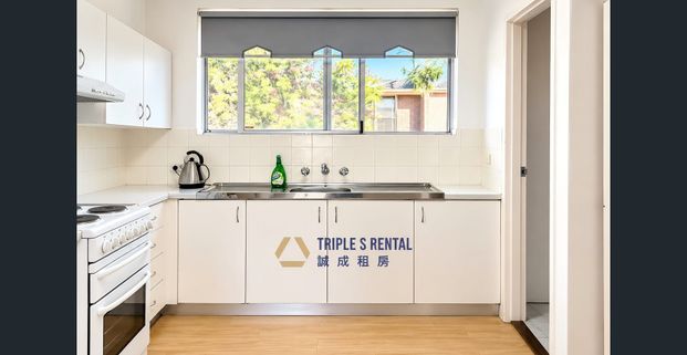 Two-bedroom, one-bathroom unit/close to shops/close to schools/convenient transportation/furnished - Photo 1