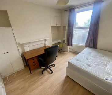 3 bedroom flat to rent - Photo 3