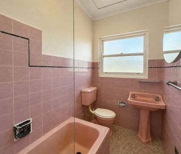TOP-FLOOR TWO BEDROOM APARTMENT OPPOSITE THE BEACH! - Photo 5