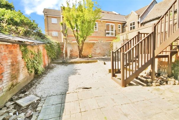 Guildford Street, Chertsey, Surrey, KT16 9AS - Photo 1