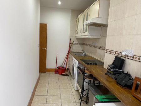 3 bedroom flat to rent - Photo 4