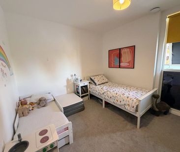2 Bed Flat, Avenue Road, W3 - Photo 4