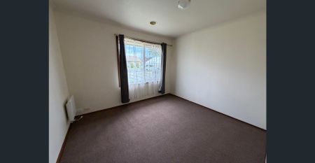 THREE BEDROOM HOUSE WITH DUCTED HEATING - Photo 2