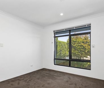3 Bedroom House With Regular Garden Maintenance Included - Photo 3