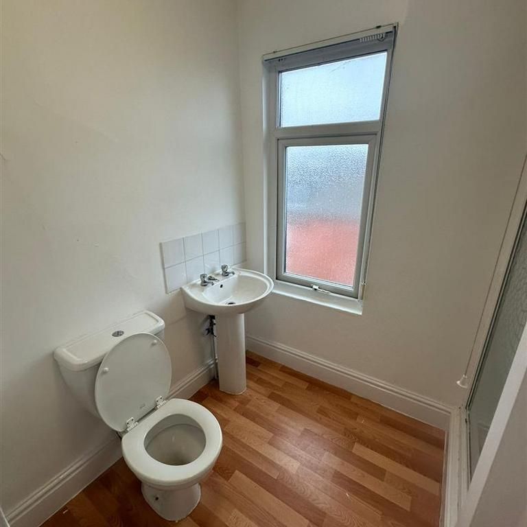 4 bedroom end of terrace house to rent - Photo 1