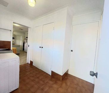 Beautifully Presented 2×1 Villa in a Prime Mount Lawley Location - Photo 1