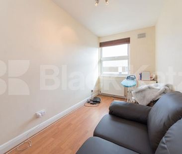 A modern two double bedroom flat set on the top floor of period building - Photo 1