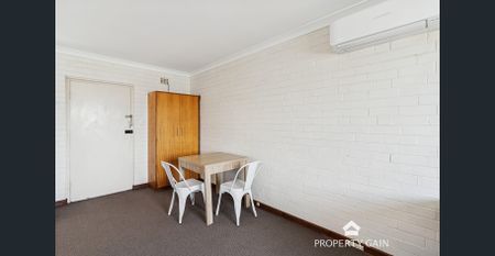 Charming 1-bedroom, 1-bathroom apartment is located on the top level of a small complex of just 12 units - Photo 4