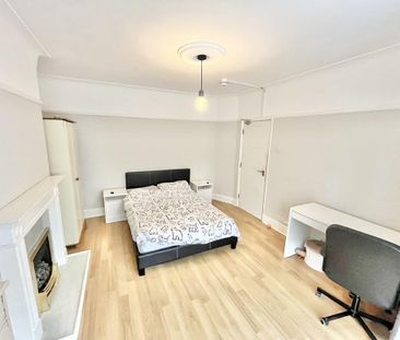 1 bedroom in a house share to rent - Photo 2