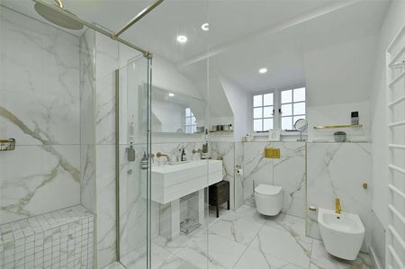 Elegant mid-terrace first and second floor maisonette in central Windsor with private ground floor entrance. - Photo 4