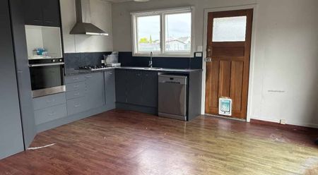 Five bedroom home - ALLENTON - Photo 4