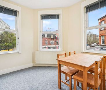 A spacious one double bedroom apartment with open plan kitchen/rece... - Photo 5