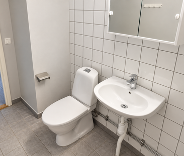 Trivsam lägenhet på bottenvåning med egen ingång och uteplats. Läge... - Photo 5