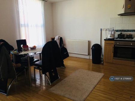 3 bedroom flat to rent - Photo 5
