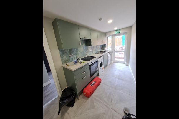 6 Bed End Terrace, Roxeth Green Avenue, HA2 - Photo 1