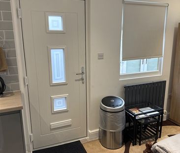 Bedsit, Manley Road, M21 - Photo 1