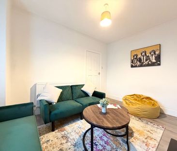 3 Bed Terraced House, Curzon Street, RG30 - Photo 2