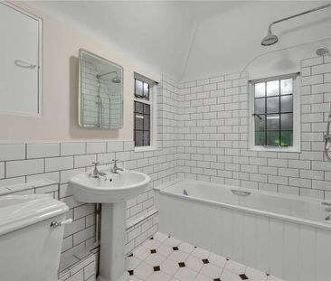 A spacious six bedroom family home situated on the sought after Cro... - Photo 1