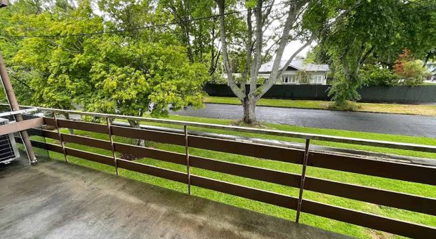 Stylish, refreshed one-bed living just minutes from the city - Photo 1