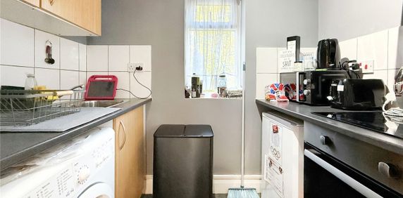 property to rent - Photo 2