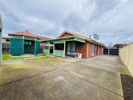 Comfortable 3 Bedroom Home in Altona Meadows - Photo 2