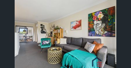 Top-Floor Comfort in the Heart of Inglewood - Photo 4