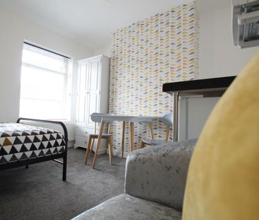 1 bedroom in a house share to rent - Photo 2