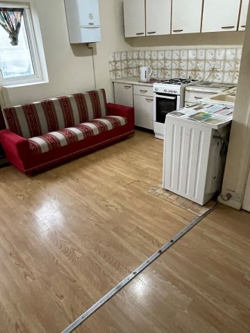 1 Bed Flat, Northbrook Road, IG1 - Photo 2