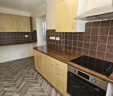 3 bedroom semi-detached house to rent - Photo 4